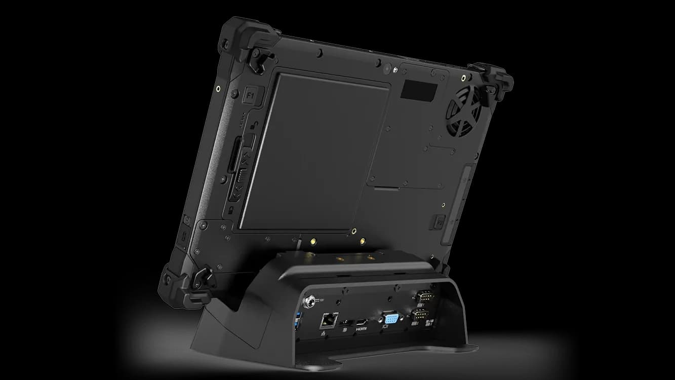 Tablette durcie CW-P10 sur sa station d’accueil 