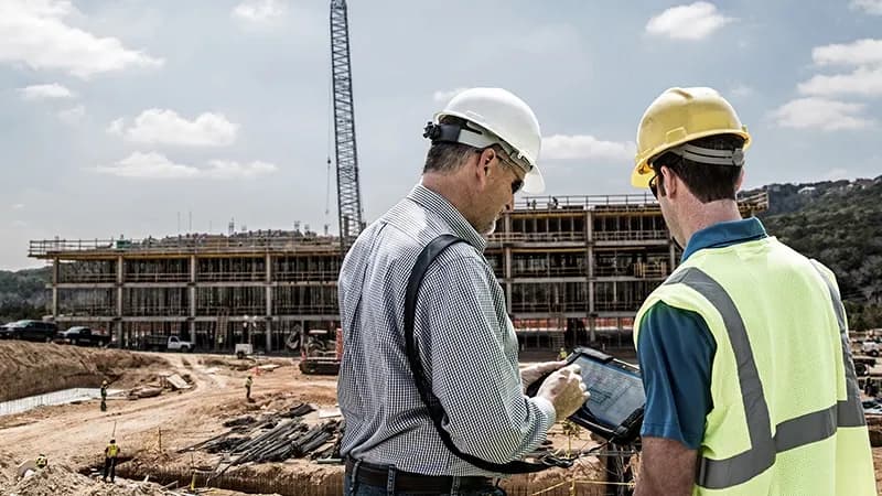 Tablette durcie utilisée sur un chantier