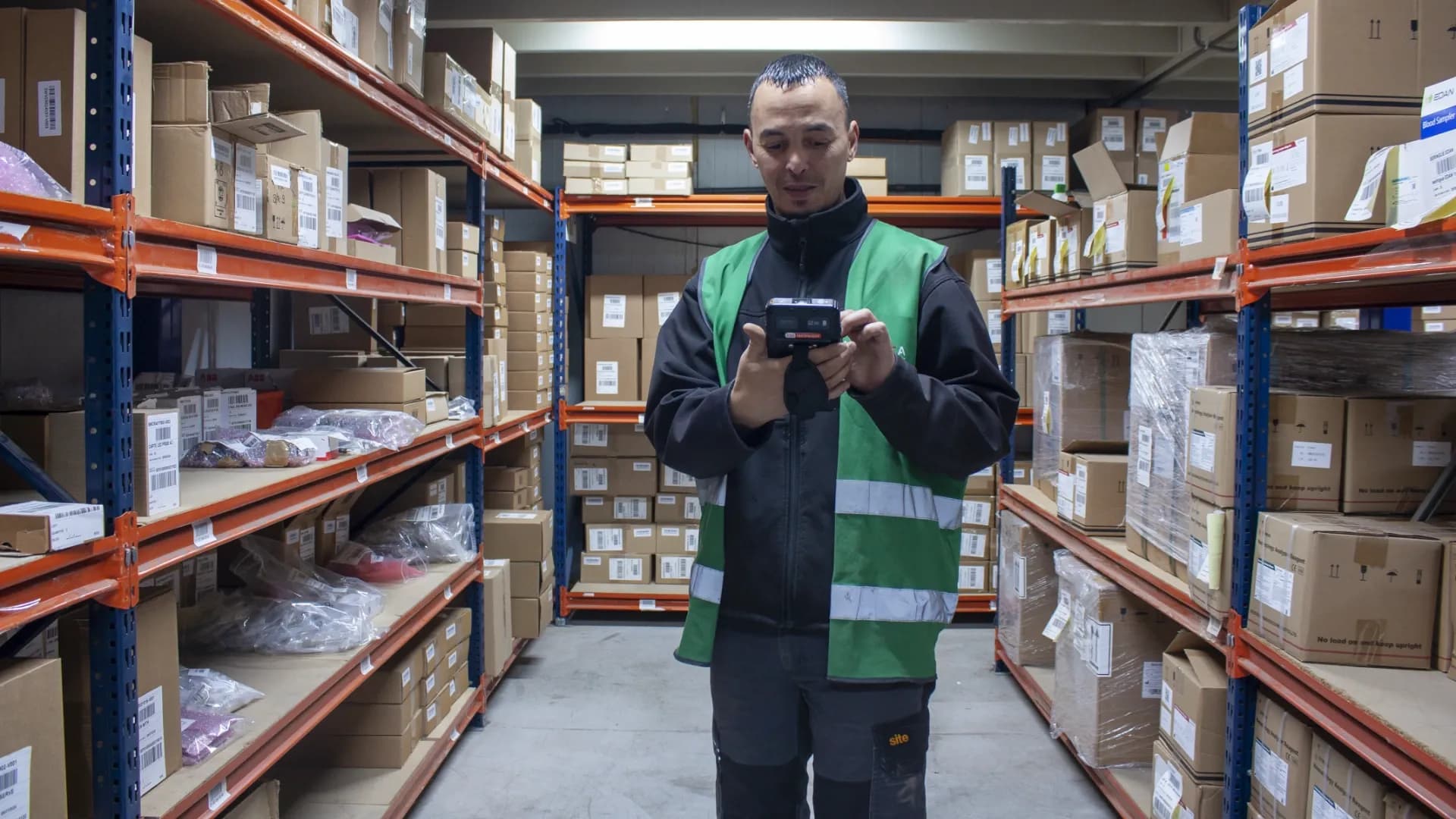 Opérateur utilisant une tablette durcie en entrepôt